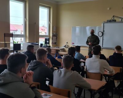 Terytorialna Służba Wojskowa odwiedziła Centrum Kształcenia Zawodowego w Wysokiem Mazowieckiem.